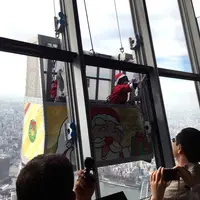 東京スカイツリー展望台窓ガラス清掃 ©TOKYO-SKYTREE