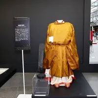「黄櫨染御袍（こうろぜんのごほう）」レプリカ イメージ