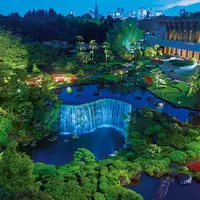 ガーデンラウンジから望む日本庭園ライトアップ