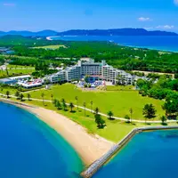 志賀島へと連なる半島沿い「海の中道」海浜公園のリゾートホテル、ザ・ルイガンズ．スパ＆リゾート。全国18ヵ所の国営公園で、公園内に位置する唯一のホテル。