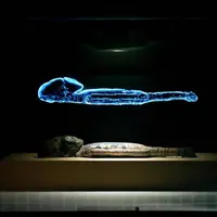 チンチョーロ文化のミイラ（レプリカ）と3Dホログラムオリジナルはバルパライソ自然史博物館所蔵