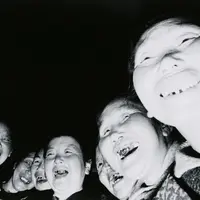 《お籠りする老婆 高山稲荷》〈婆バクハツ！〉より　1969年　 ゼラチン・シルバー・プリント　東京都写真美術館蔵