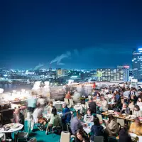 地上50メートルのビアガーデン「The Roof Top Beer Terrace」新潟市の夜景が目の前にひろがります。