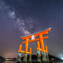 海に浮かぶ厳島神社の大鳥居