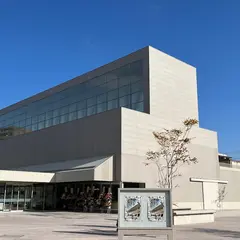 八戸市美術館（2021年11月3日リニューアルオープン）