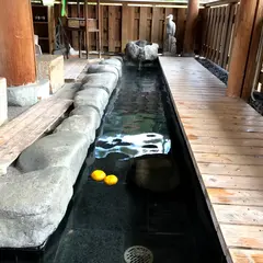 合掌の足湯