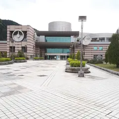 神奈川県立生命の星・地球博物館アプローチ