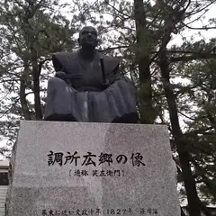 調所広郷の像
