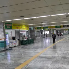 総合運動場駅