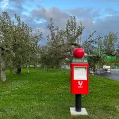 りんごのポスト（弘前市りんご公園内）