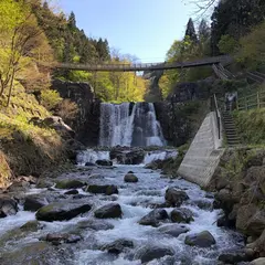 滝のつり橋