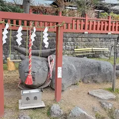 ニ荒山神社中宮祀の牛石