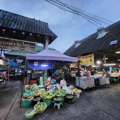 Wat Sai floating market