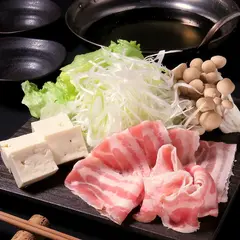 個室完備 ねぎ鍋ともつ鍋が自慢 旬魚と焼き鳥も味わえる居酒屋 博多 なべやこの