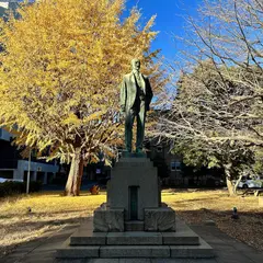 ジョサイア・コンドル像
