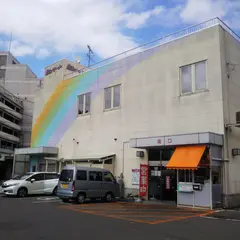 虹のマート駐車場