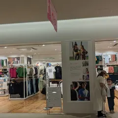 ユニクロ MARK IS 静岡店