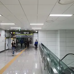 論ヒョン駅