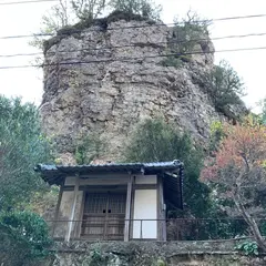 四岩合わせ奇岩（しあわせ祈願）