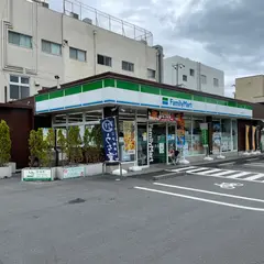 ファミリーマート 伊勢本町店
