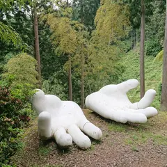 巨大な白い手