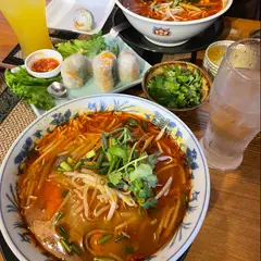 レオテーチャン & Survive Thai Restaurant