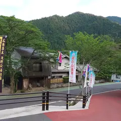 湯の山温泉館駐車場