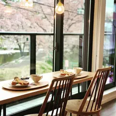 ちいさなカフェ 月と花と