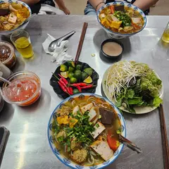 Út - Bún riêu cua thập cẩm Sài Gòn