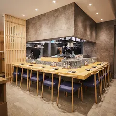 寿司酒場つまむ。