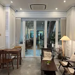 BAAN 125 HANGOUT : coffee, potteries and friends.