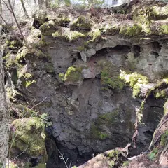 白骨温泉の噴湯丘と球状石灰岩