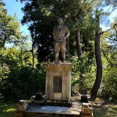 儀賀市郎左ェ門の像