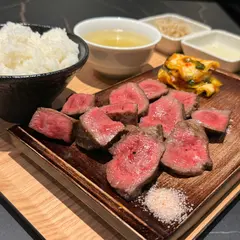 新宿牛タンローストビーフ白か黒