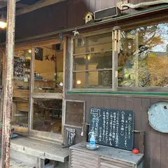 ほとりの商店