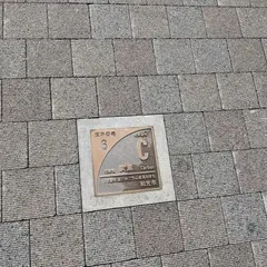 ニホニウム通り 周期表モニュメント