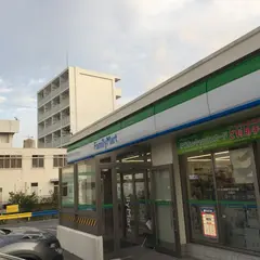 ファミリーマート 名護市役所前店