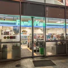 ファミリーマート西新宿一丁目店