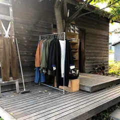 しまりすや