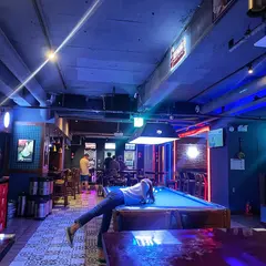 JR. PUB