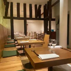 円