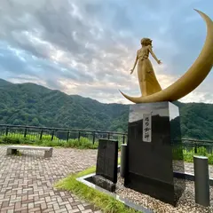 月の女神像