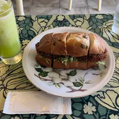 季節の生ジュースとくるみパンの店カド