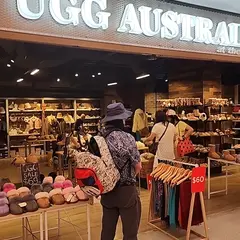 UGG AT THE ROCKS