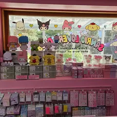 SANRIO LOVERS CLUB 弘大店 / サンリオロボスクロッ ホンデジョム / 산리오러버스클럽 홍대점
