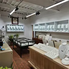 隣席 in 大山真珠店