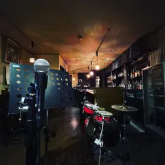 大阪駅 梅田｜ミュージックサロン サダクロ【ミュージックバー/ピアノ/生演奏/カラオケ/楽器/音楽/バンド】