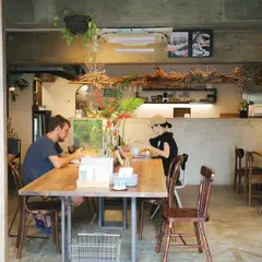 HOSTEL NINIROOM Café/Bar