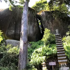 笠置寺弥勒磨崖仏