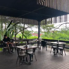 9 / 11 カフェ & コンセプト・ストア